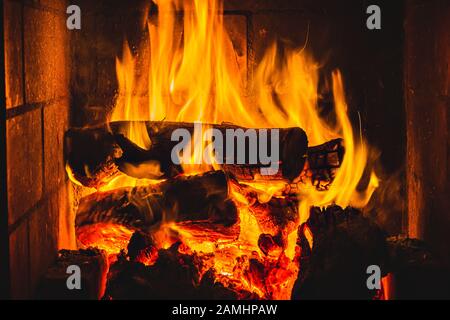 Flammen brannten einen Lagerfeuer mit Kohlen, Kamin, Nahaufnahme Stockfoto