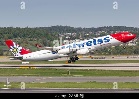 Zürich, Schweiz - 30. April 2018: Flugzeug Edelweiss Air Airbus A340 am Flughafen Zürich (ZRH) in der Schweiz. Airbus ist ein Flugzeughersteller fr Stockfoto