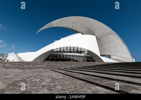 Das Auditorio de Tenerife Auditorium von der Seite. Ikonischen Gebäude des berühmten spanischen Architekten Santiago Calatrava. Stockfoto