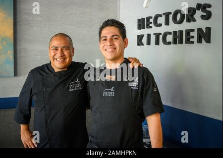 Küchenchef Héctor Leyva und Sous-Chef Ivan Bautista im Hector's Kitchen Restaurant in Punta Mita, Riviera Nayarit, Mexiko. Stockfoto