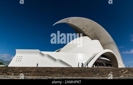 Seitenansicht des Auditorio de Tenerife Auditorium. Das ist eine symbolträchtige Gebäude des berühmten spanischen Architekten Santiago Calatrava. Stockfoto