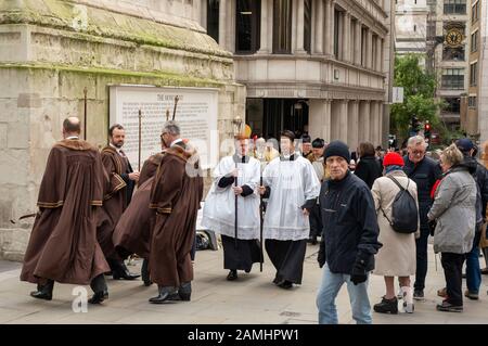 Menschen, Gebete, Beamte, anwesend, Gottesdienst, Monument, Zeremonie, Opfer des Angriffs auf die London Bridge, Priester, 2020, London, Nachrichten, Gedenkfeier Stockfoto