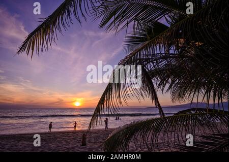 Sonnenuntergang am Strand im Marival Emotions Resort Mozzamare Beach Club in Nuevo Vallarta, Riviera Nayarit, Mexiko. Stockfoto