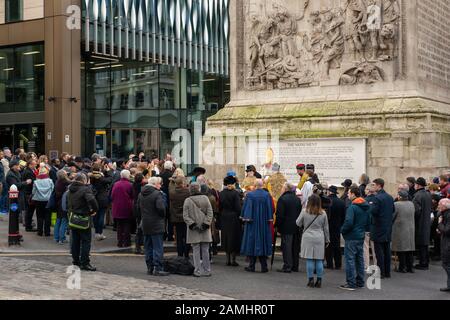 Das Monument London, und Leute und Beamte versammeln sich zur Zeremonie zur Ehrung für die Opfer des Angriffs auf die London Bridge 2019. Stockfoto