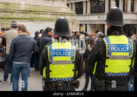 Die britischen Verkehrspolizisten nahmen an der Zeremonie zur Entfernung der Tribute im Londoner Monument für die Opfer des Angriffs auf die London Bridge im Jahr 2019 Teil Stockfoto