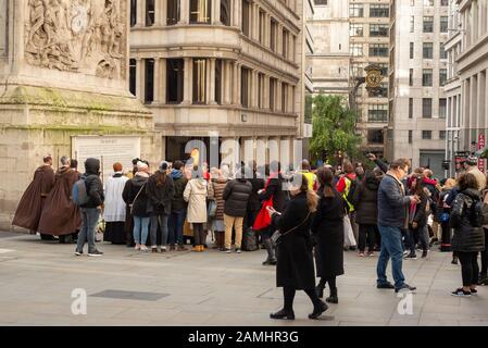 Menschen und Beamte versammeln sich für die Zeremonie zur Entfernung der Opfer des Angriffs auf die London Bridge im Jahr 2019 am Monument in London, Großbritannien Stockfoto