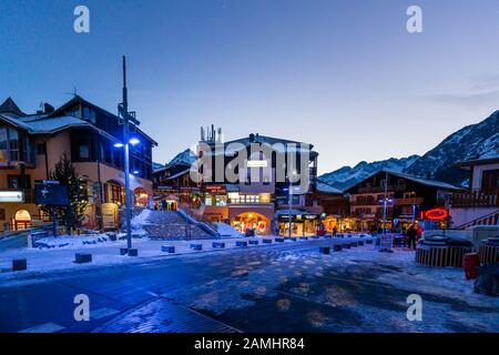 Les deux Alpen, Alpen, Frankreich, Januar 2017 Nachtleben im Alpendorf mit traditionellen Holzhäusern, Geschäften und Restaurants. Beliebte Skidestination Stockfoto