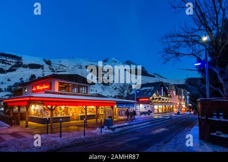 Les deux Alpen, Alpen, Frankreich, Januar 2017 Nachtleben im Alpendorf mit traditionellen Holzhäusern, Geschäften und Restaurants. Beliebte Skidestination Stockfoto