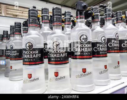 Samara, Russland - 12. Januar 2020: Russischer Wodka bereit für den Verkauf im Regal im Superstore. Verschiedene alkoholische Getränke in Flaschen Stockfoto