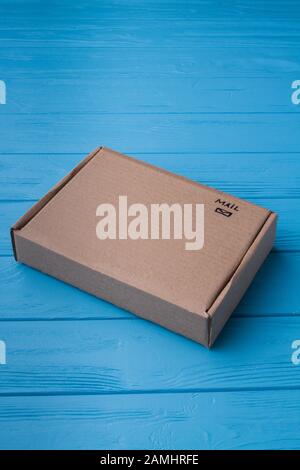 Unbedeckter Postkasten auf blauer Oberfläche. Stockfoto