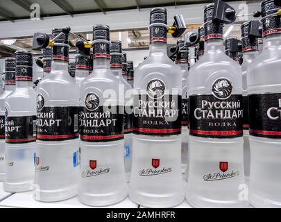 Samara, Russland - 12. Januar 2020: Russischer Wodka bereit für den Verkauf im Regal im Superstore. Verschiedene alkoholische Getränke in Flaschen Stockfoto