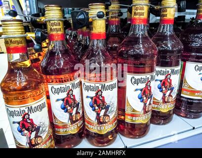 Samara, Russland - 12. Januar 2020: Kapitän Morgan Rum im Superstore zum Verkauf bereit Stockfoto