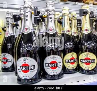 Samara, Russland - 12. Januar 2020: Alkoholische Getränke in Flaschen Martini im Superstore zum Verkauf bereit Stockfoto