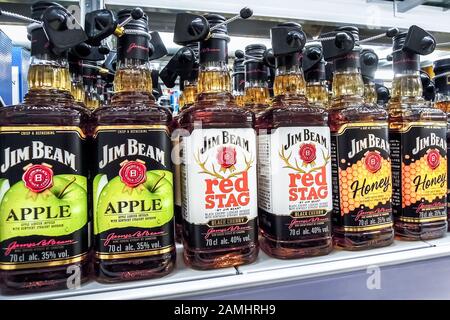 Samara, Russland - 12. Januar 2020: Jim Beam Whiskey bereit für den Verkauf im Regal im Superstore Stockfoto