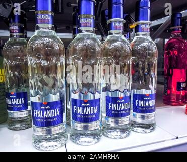 Samara, Russland - 12. Januar 2020: Finlandia Wodka aus finnland bereit für den Verkauf im Regal im Superstore. Verschiedene alkoholische Getränke in Flaschen Stockfoto