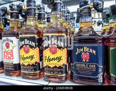 Samara, Russland - 12. Januar 2020: Jim Beam Whiskey bereit für den Verkauf im Regal im Superstore Stockfoto