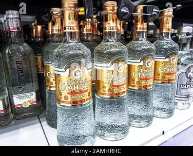 Samara, Russland - 12. Januar 2020: Russischer Wodka bereit für den Verkauf im Regal im Superstore. Verschiedene alkoholische Getränke in Flaschen Stockfoto