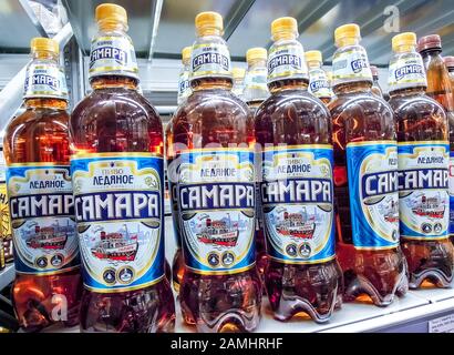 Samara, Russland - 12. Januar 2020: Samara-Bier bereit zum Verkauf im Regal im Superstore. Verschiedene alkoholische Getränke in Flaschen und Spirituosen Stockfoto