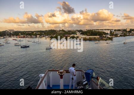 Blick vom Kreuzfahrtschiff auf den Hafen von Pointe-a-Pitre, Guadeloupe, Westindien, Karibik Stockfoto