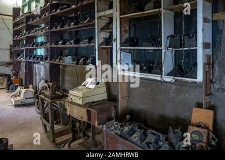 Alte Telefone an der Wallilabou Bay, Satz von Piraten des karibischen Films, St. Vincent und Die Grenadinen, Windward Islands, Karibik, Westindien Stockfoto