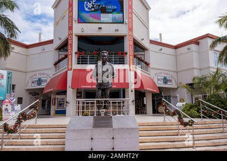 Dr. Albert Claudius Whathey Statue, Kreuzfahrthafen Harbour Point Village, Philipsburg, Sint Maarten, St. Maarten, West Indies, Karibik. Stockfoto