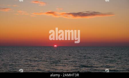 Eindrucksvoller brennender Sonnenuntergang Himmel und Meereshorizont im cilento südlich von italien, Natur Stockfoto