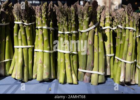 Nahaufnahme der Spargelbrötchen auf Dem Farmers Market an Der Historischen Murphy Avenue, Sunnyvale, Kalifornien USA Stockfoto