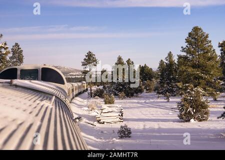Ein Zug der Grand Canyon Railroad, der sich um eine Kurve dreht. Stockfoto