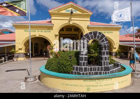 Tor von Port Zante nach St. Kitts vom Kreuzfahrtterminal, Basseterre, St. Kitts, St. Kitts und Nevis, Leeward Islands, West Indies, Karibik Stockfoto