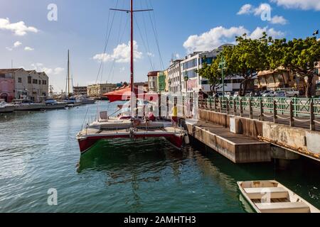 Angelegte Boote und Yachten im Hafen von Bridgetown, Barbados, West Indies, Karibik Stockfoto