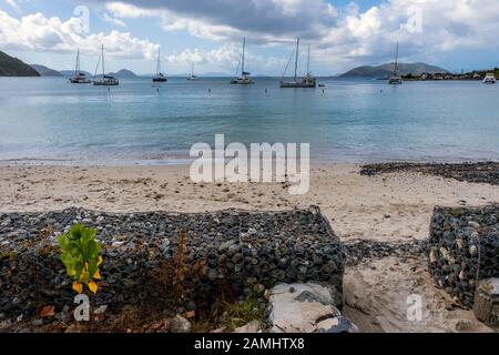 Yachten vor Anker in Cane Garden Bay, Tortola, British Virgin Islands, West Indies, Karibik Stockfoto