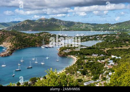 Blick auf English Harbour, Freeman's Bay, Nelson's Dockyard von Shirley Heights, Antigua, West Indies, Karibik Stockfoto