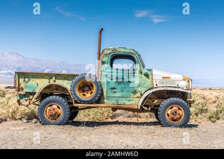 Old Vintage Truck in Ballaret, Inyo County in der südkalifornischen Wüste Stockfoto