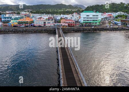 Blick vom Kreuzfahrtschiff von Port of Roseau, Dominica, Windward Islands, West Indies, Karibik Stockfoto