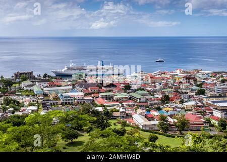 Blick auf den Hafen von Roseau vom Botanischen Garten, mit angedocktem Marella Celebration Cruise Ship, Dominica, Windward Islands, West Indies, Karibik Stockfoto