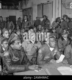 Eine Reihe von Tuskegee Airmen (die ersten schwarzen Militärflieger im US Army Air Corps, einem Vorläufer der US Air Force) nahmen im März 1945 während des zweiten Weltkriegs an einem Briefing in Ramitelli, Italien Teil Stockfoto