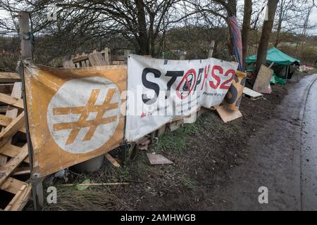 Harefield, Großbritannien. Januar 2020. Banner im Schutzlager Harvil Road, von denen ein Teil letzte Woche von Rettungskräften vertrieben wurde. 108 alte Waldgebiete sollen von HS2 zerstört werden und weitere Zerstörung von Bäumen im Gebiet der Harvil Road für die Hochgeschwindigkeitsstrecke wird als unmittelbar bevorstehend vermutet. Credit: Mark Kerrison/Alamy Live News Stockfoto