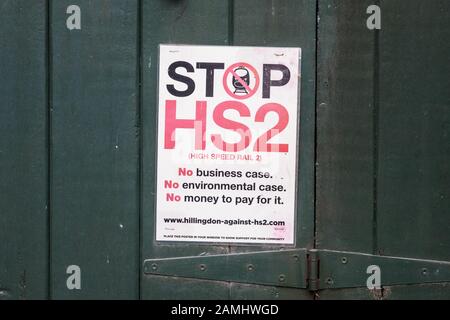 Harefield, Großbritannien. Januar 2020. Ein Plakat mit dem HS2-Stopp an einer Garagentür. Credit: Mark Kerrison/Alamy Live News Stockfoto