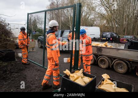 Harefield, Großbritannien. Januar 2020. Ein Team von HS2-Bauingenieuren wählt ein Tor über ein öffentliches Wetrecht, das zu einem Schutzlager führt, das von Stop HS2-Aktivisten eingerichtet wurde. Ein Teil des nahe gelegenen Schutzlagers Harvil Road wurde letzte Woche von Rettungskräften vertrieben. 108 alte Waldgebiete sollen durch die Schnellbahnverbindung zerstört werden und weitere Zerstörung von Bäumen für HS2 im Gebiet der Harvil Road wird als unmittelbar vermutet. Credit: Mark Kerrison/Alamy Live News Stockfoto