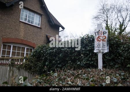 Harefield, Großbritannien. Januar 2020. Ein Plakat mit Halt HS2, das an einer Stange außerhalb eines Hauses in der Nähe der Harvil Road befestigt ist. 108 alte Waldgebiete sollen durch die Schnellbahnverbindung zerstört werden und weitere Zerstörung von Bäumen für HS2 im Gebiet der Harvil Road wird als unmittelbar vermutet. Credit: Mark Kerrison/Alamy Live News Stockfoto