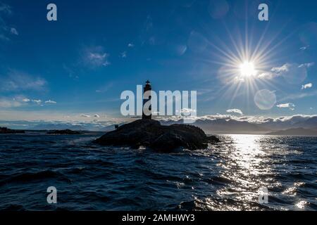 Leuchtturm Les Eclaireurs Silhouette gegen Sonnenlicht Strahlen am Ende der Welt in Ushuaia, Feuerland, Argentinien Stockfoto