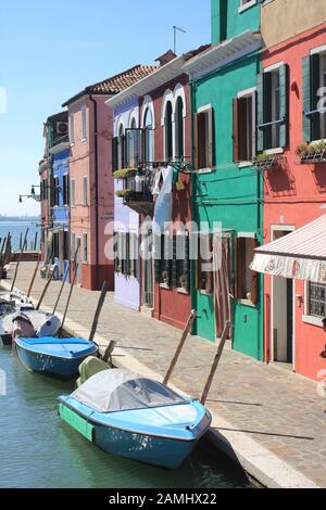 Die Waterfront und den bunten Häusern von Burano in der Lagune von Venedig Stockfoto