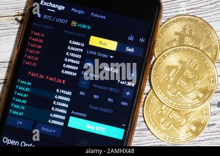 Sankt Petersburg, Russland - 10. Januar 2020: Handel und Austausch von Bitcoin und anderen Cryptocurrency Online-Konzept, Illustrative Editorial Stockfoto