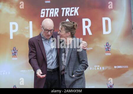 Hollywood, Ca, USA. Januar 2020. Patrick Stewart und Frau Sunny Ozell posieren bei Sir Patrick Stewart Hands & Footprints Ceremony, die am Montag, 13. Januar 2020, im TCL Chinese Theatre in Hollywood, CA abgehalten wird. Kredit: SIPA USA/Alamy Live News Stockfoto