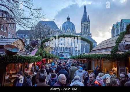 Aachen, 11. November 2019: Verkupfter weihnachtsmarkt in der Aachener Innenstadt vor dem markanten karolingischen Dom Stockfoto