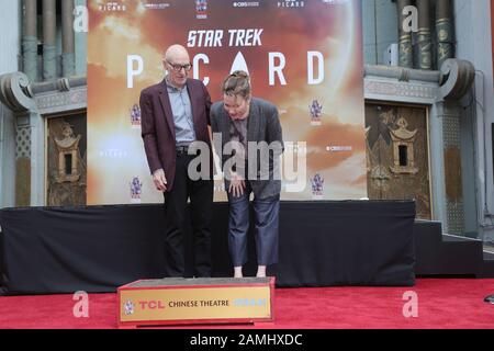 Hollywood, Ca, USA. Januar 2020. Patrick Stewart und Frau Sunny Ozell posieren bei Sir Patrick Stewart Hands & Footprints Ceremony, die am Montag, 13. Januar 2020, im TCL Chinese Theatre in Hollywood, CA abgehalten wird. Kredit: SIPA USA/Alamy Live News Stockfoto