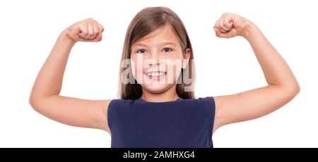 Kleines Mädchen zeigt Stärke tensing Muskeln auf weißem Hintergrund. Stockfoto