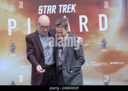 Hollywood, Ca, USA. Januar 2020. Patrick Stewart und Frau Sunny Ozell posieren bei Sir Patrick Stewart Hands & Footprints Ceremony, die am Montag, 13. Januar 2020, im TCL Chinese Theatre in Hollywood, CA abgehalten wird. Kredit: SIPA USA/Alamy Live News Stockfoto