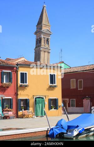 Das Campanile von San Martino - ein schiefer Glockenturm auf der Insel Burano Stockfoto