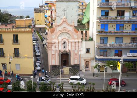 Bunte Architektur und enge Gassen in Serento, Italien Stockfoto